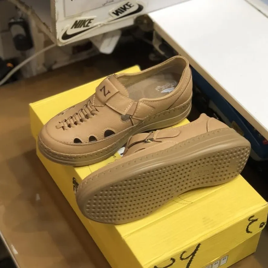 کفش طبی زنانه مدل جیران رنگ کرم با کفی آناتومیک و پد خارپاشنه - تصویر 9