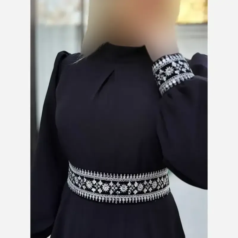 پیراهن مجلسی زنانه سایز بزرگ کرپ مازراتی مشکی با خرجکار هندی و کمربند - تصویر 2